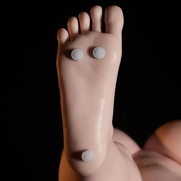 Standing feet with scratch-resistant screws